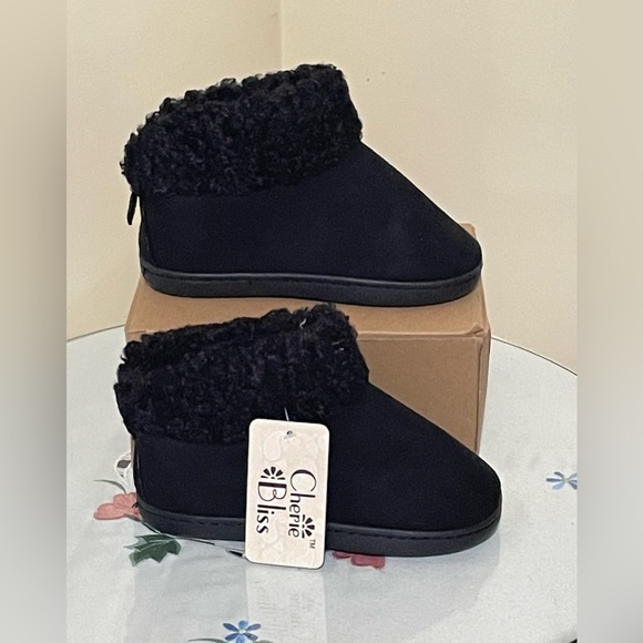 Girls Black Slippers Size 2 - Picture 1 of 6